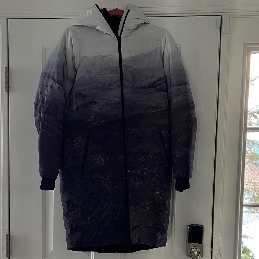 lululemon athletica Gradient Puffer Jacket - Black and Gray